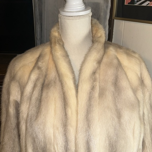 Vintage Real Silver Fox, hip length fur coat. Beautiful satin lining, fits a M/L - Picture 2 of 6